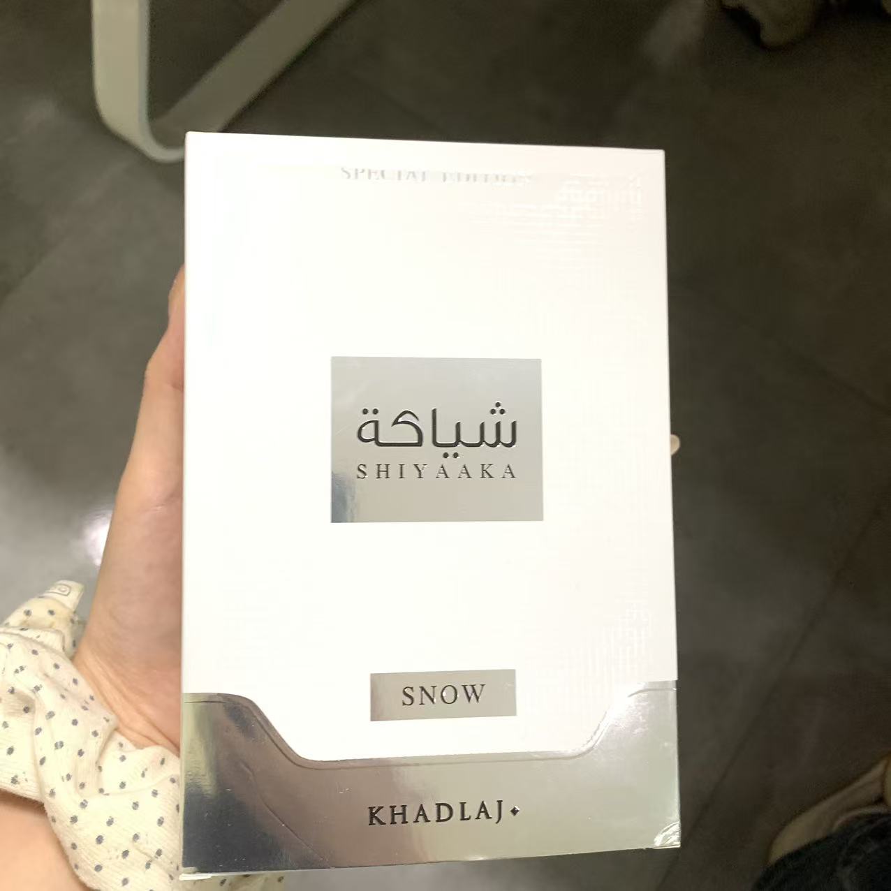 Perfume Fragrance Jean Paul Gaultier Le Male - KHADLAJの白と黒を基調としたニュートラルな香りの香水が、3.4オンスのサイズで新発売。持続性のある香りで、独自の魅力を放ちます。 春や夏に最適で、普段の通勤や職場での使用など、さまざまなシーンで活躍します。 ギフトの選択